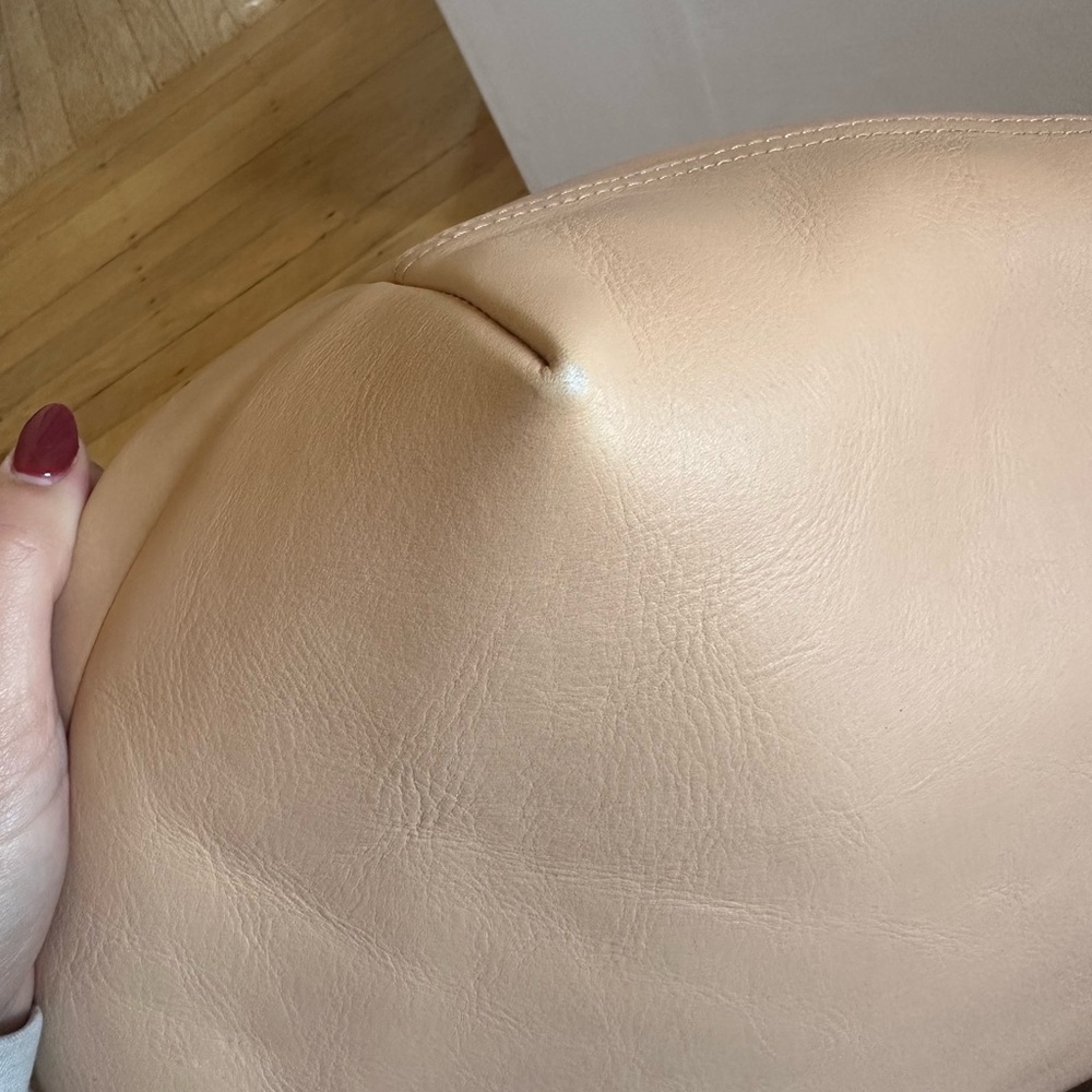 Elegant Tan Leather Tote Bag - Picture 5 of 5